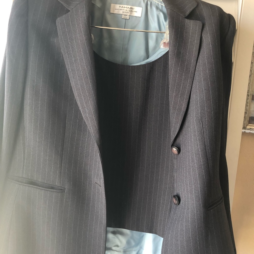Suits - Picture 3 of 5